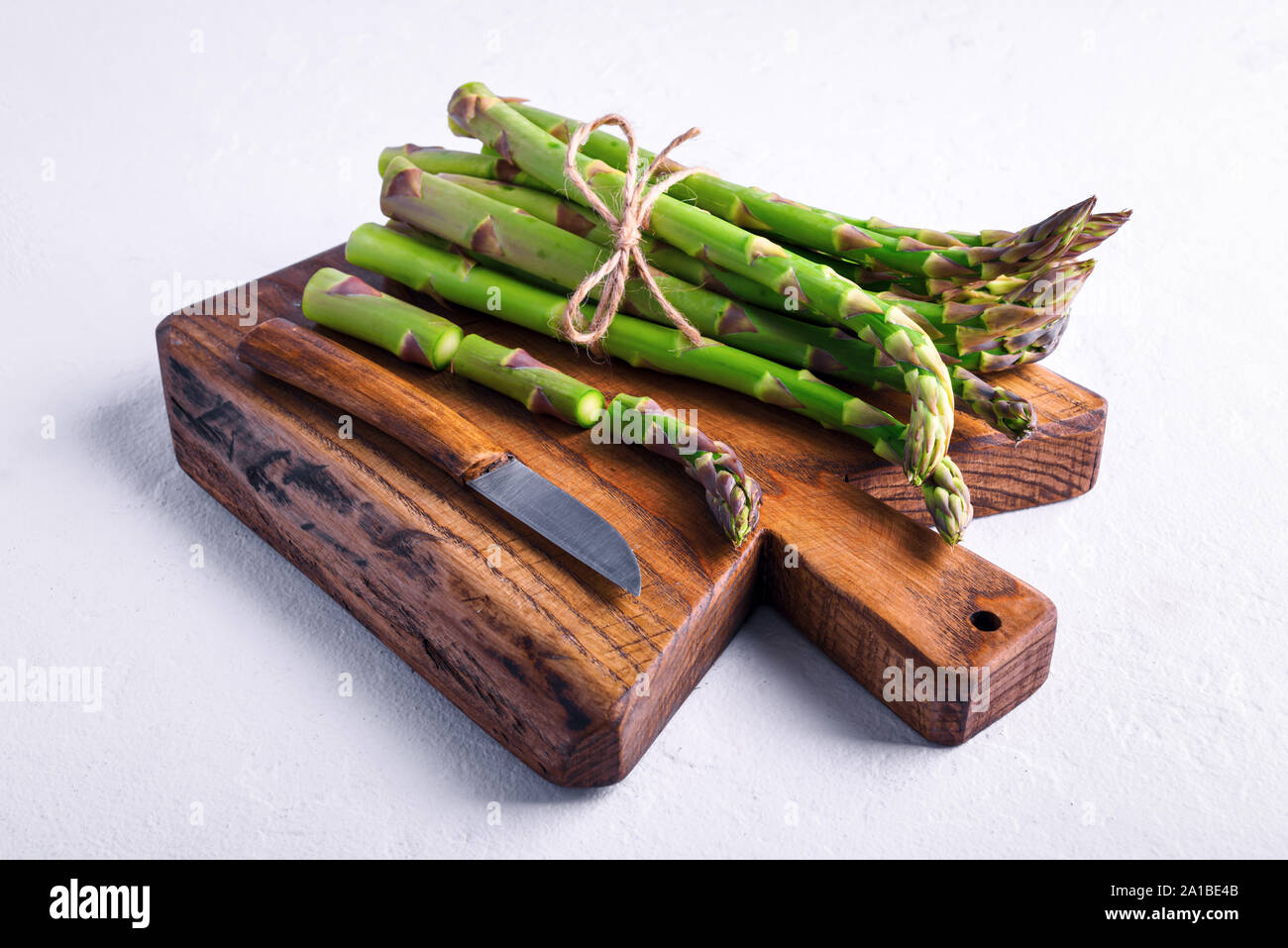 Grüner Spargel sprießen auf Holzbrett Nahaufnahme. Essen Fotografie Stockfoto