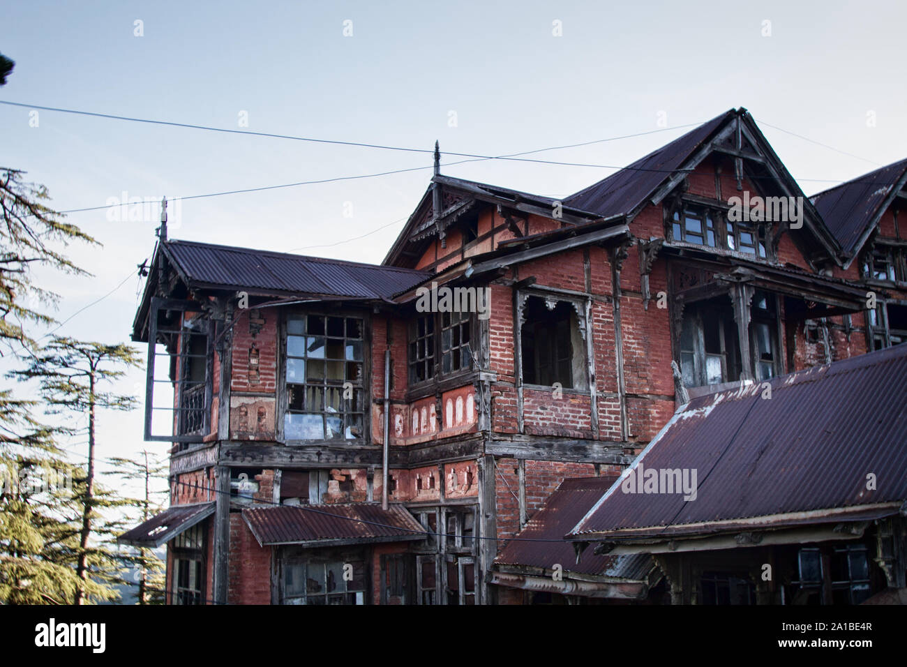 Haus (Herrenhaus) im kolonialen Stil: Exterieur und Interieur, von alten Himalayan Zedern. Haus in der Nähe der Stadt Shimla - dem ehemaligen Sommer Hauptstadt o Stockfoto