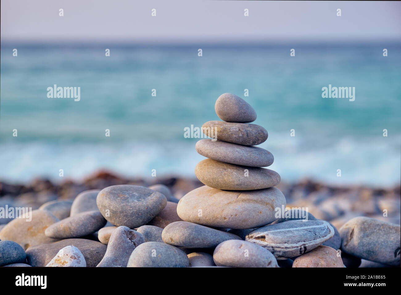 Zen ausgeglichen Steine stapeln auf Strand Stockfoto