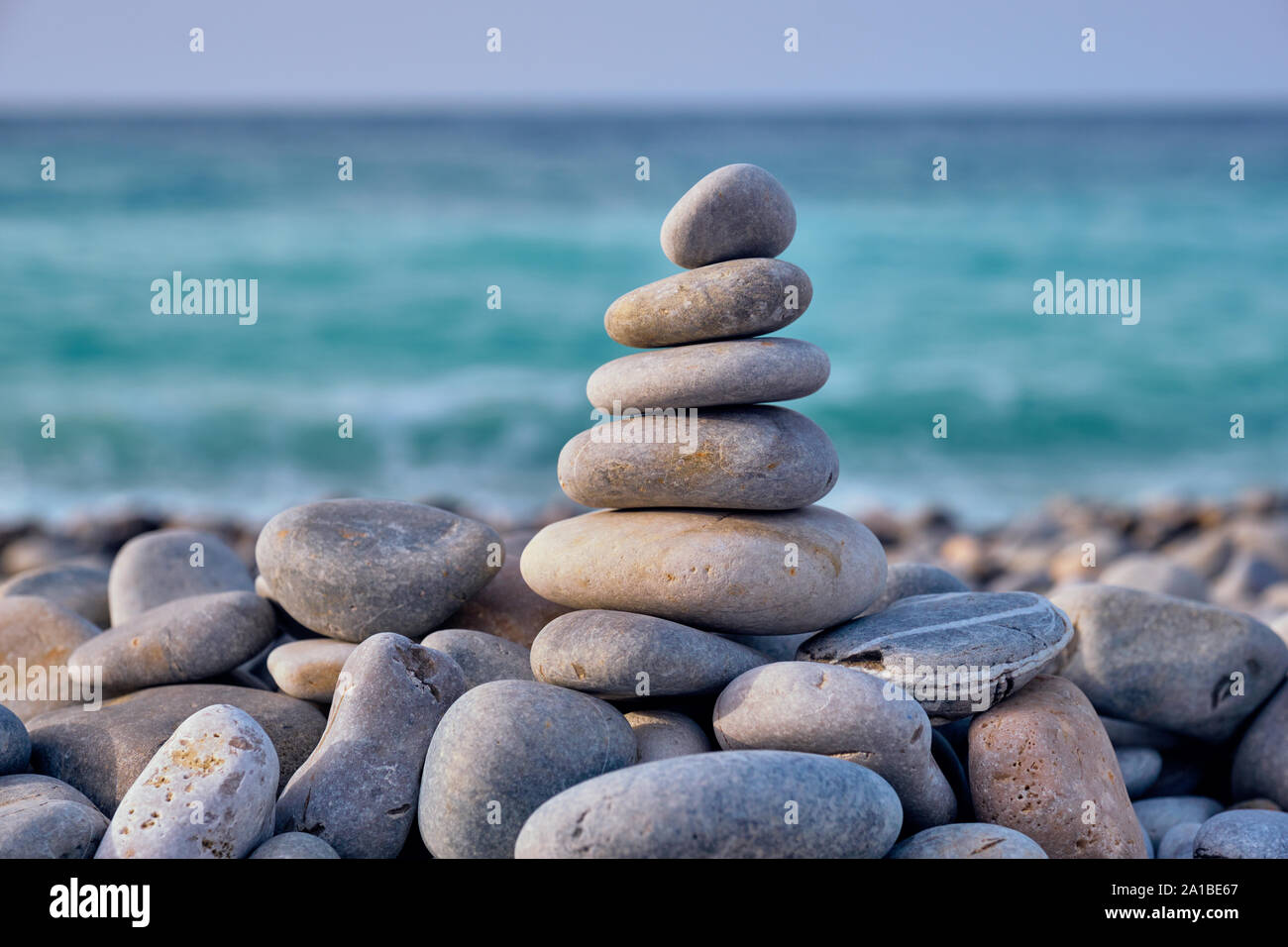 Zen ausgeglichen Steine stapeln auf Strand Stockfoto