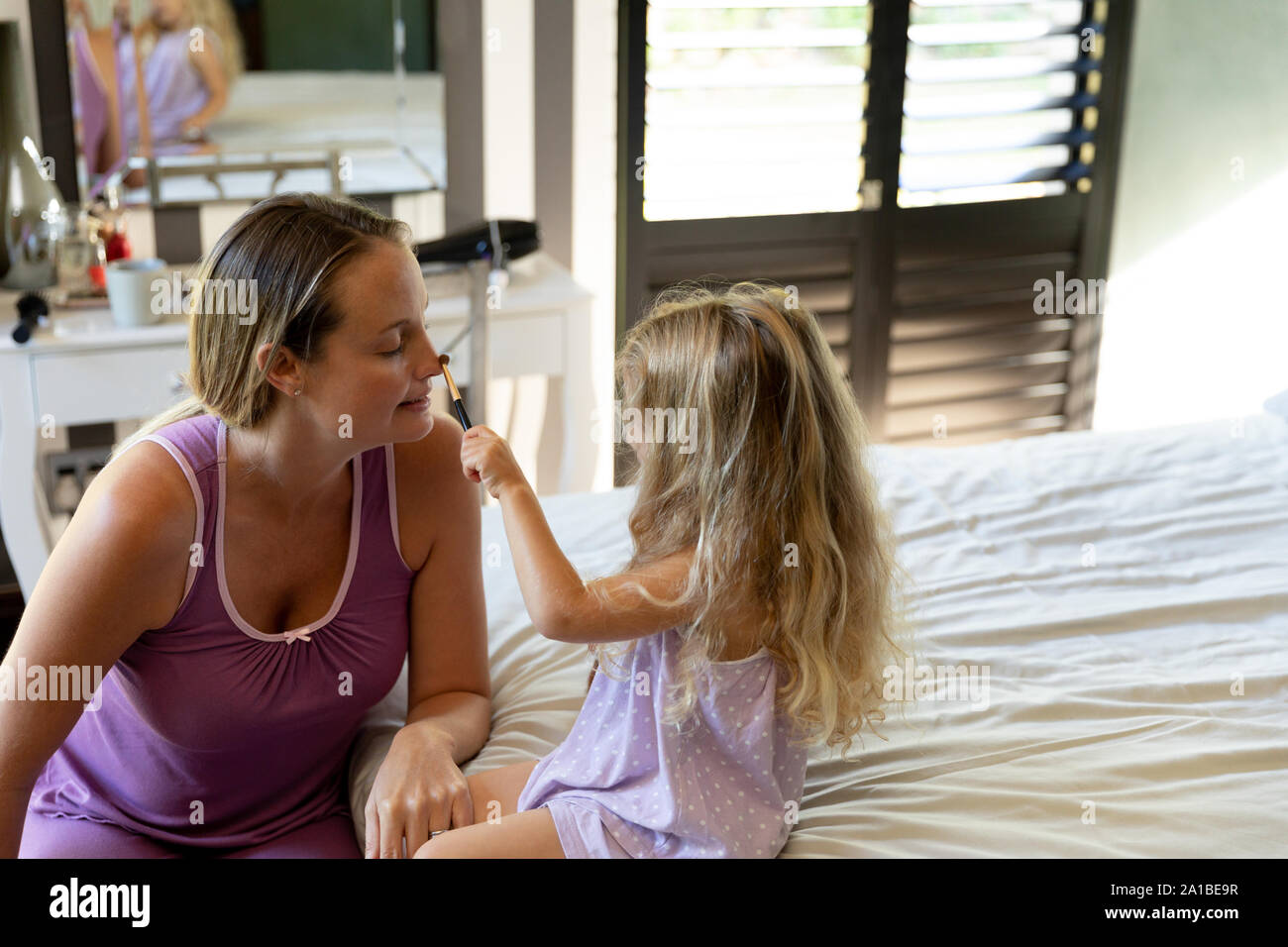 Junge schwangere Mutter genießen Zeit zu Hause mit Ihrer Tochter Stockfoto