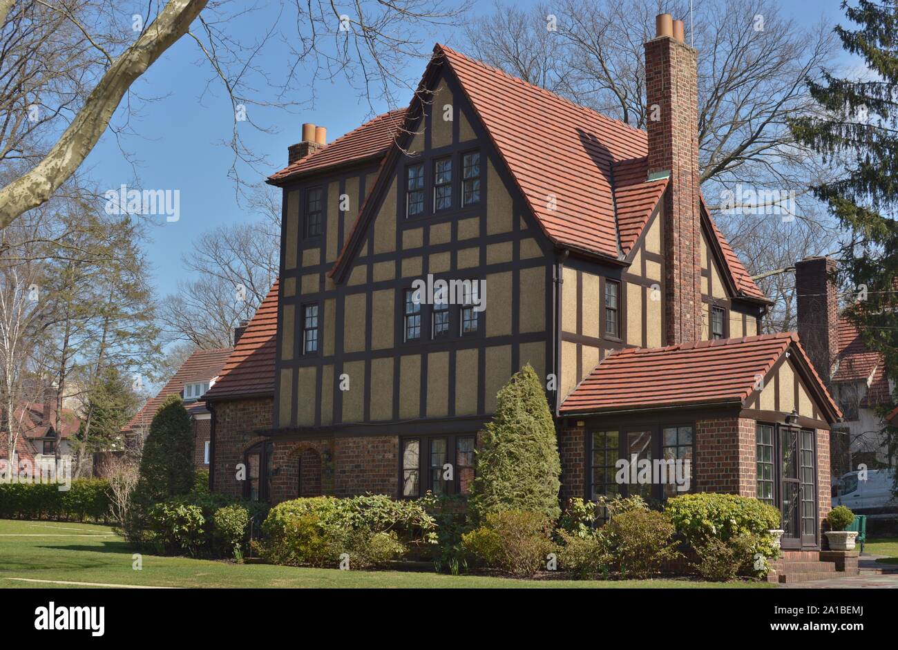 Tudor Stil Haus in Forest Hills Queens New York mit hölzernen Rahmen Design Stockfoto