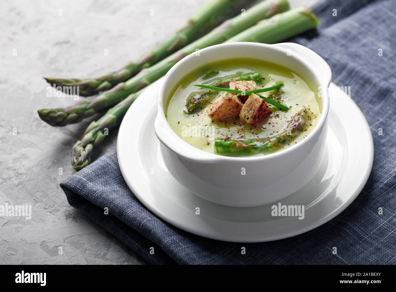 Spargel Suppe in Weiß Schüssel Nahaufnahme. Essen Fotografie Stockfoto