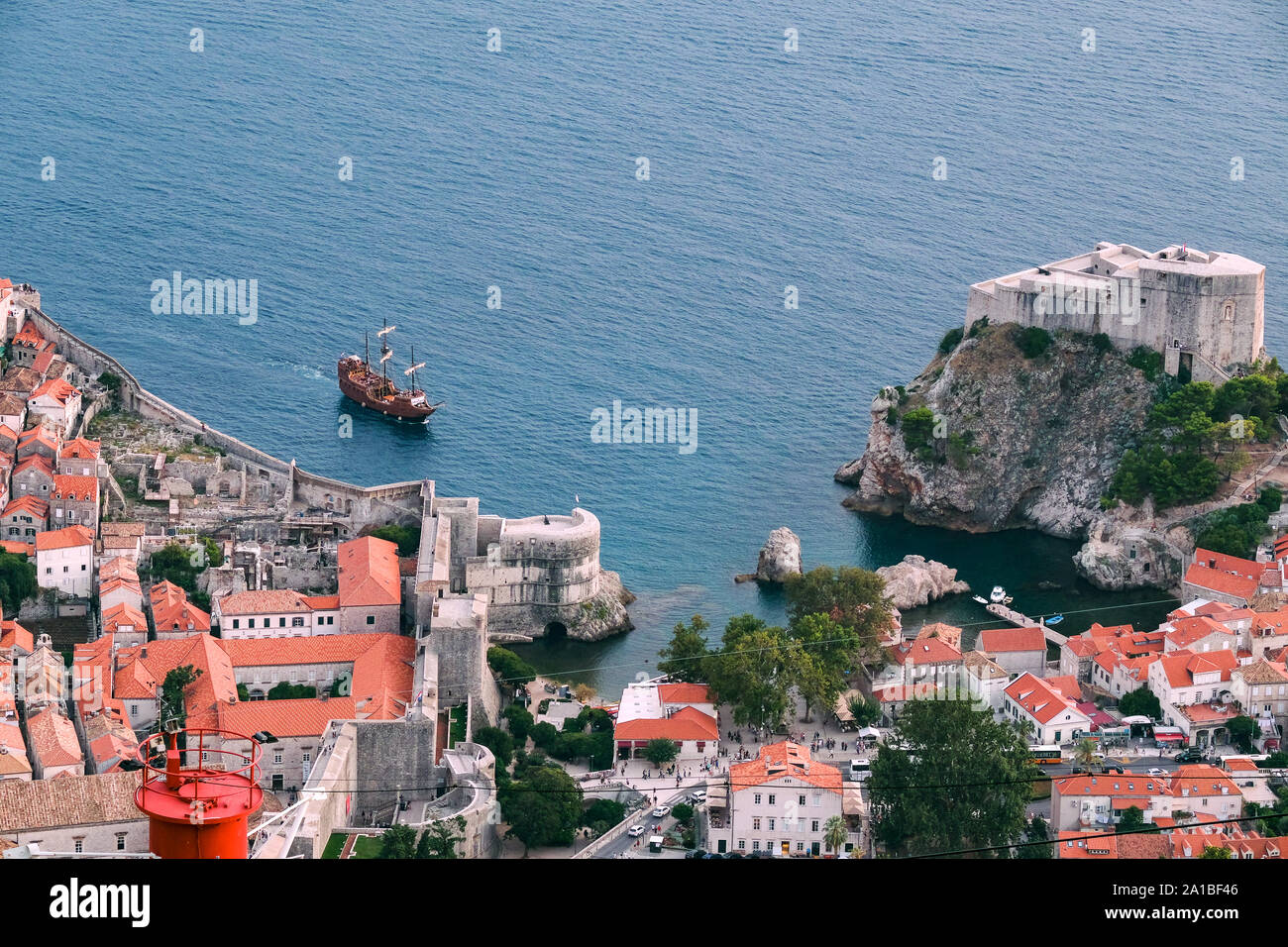 Ein Hoch auf die Altstadt von Dubrovnik, die die Gegend als Könige Landung bekannt als alter Segel Boot zieht in den kleinen Hafen Stockfoto