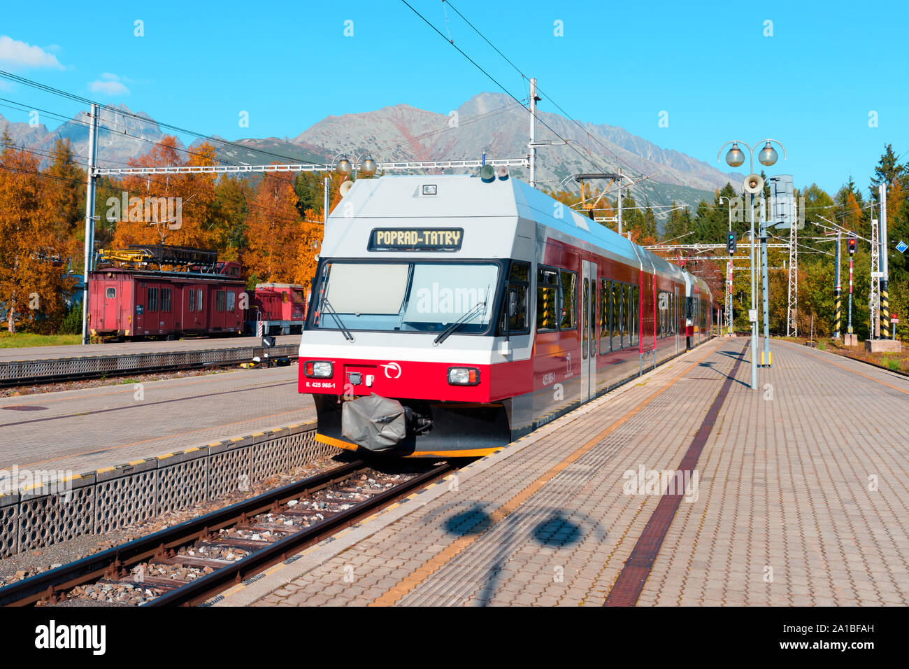 Red Train in der slowakischen Tatra im Herbst Stockfoto