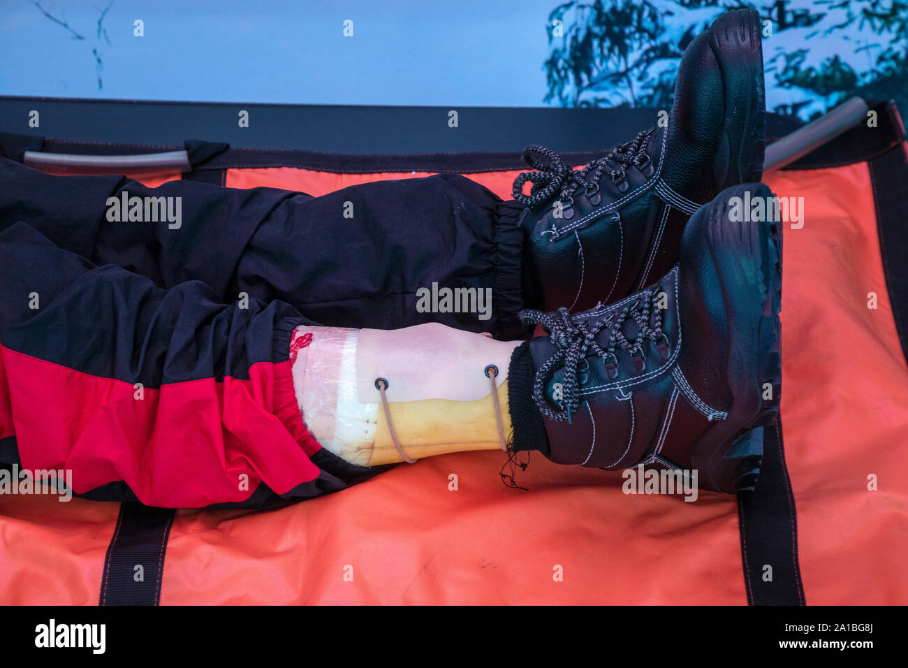 Mannequin für die Ausbildung Erste Hilfe bei Frakturen mit Schiene und verband Stockfoto