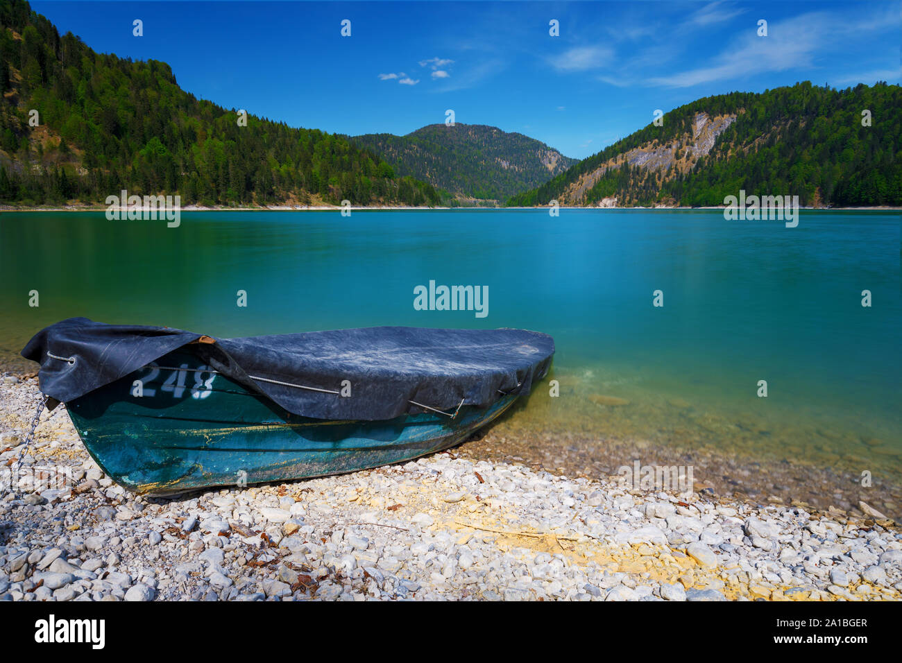 Boot am Sylvensteinsee Stockfoto