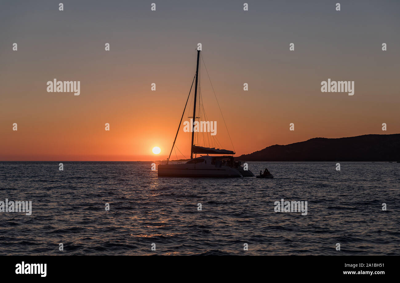 Segelboote und Yachten auf den Meeren bei orange Sonnenuntergang. Korsika, Frankreich Stockfoto