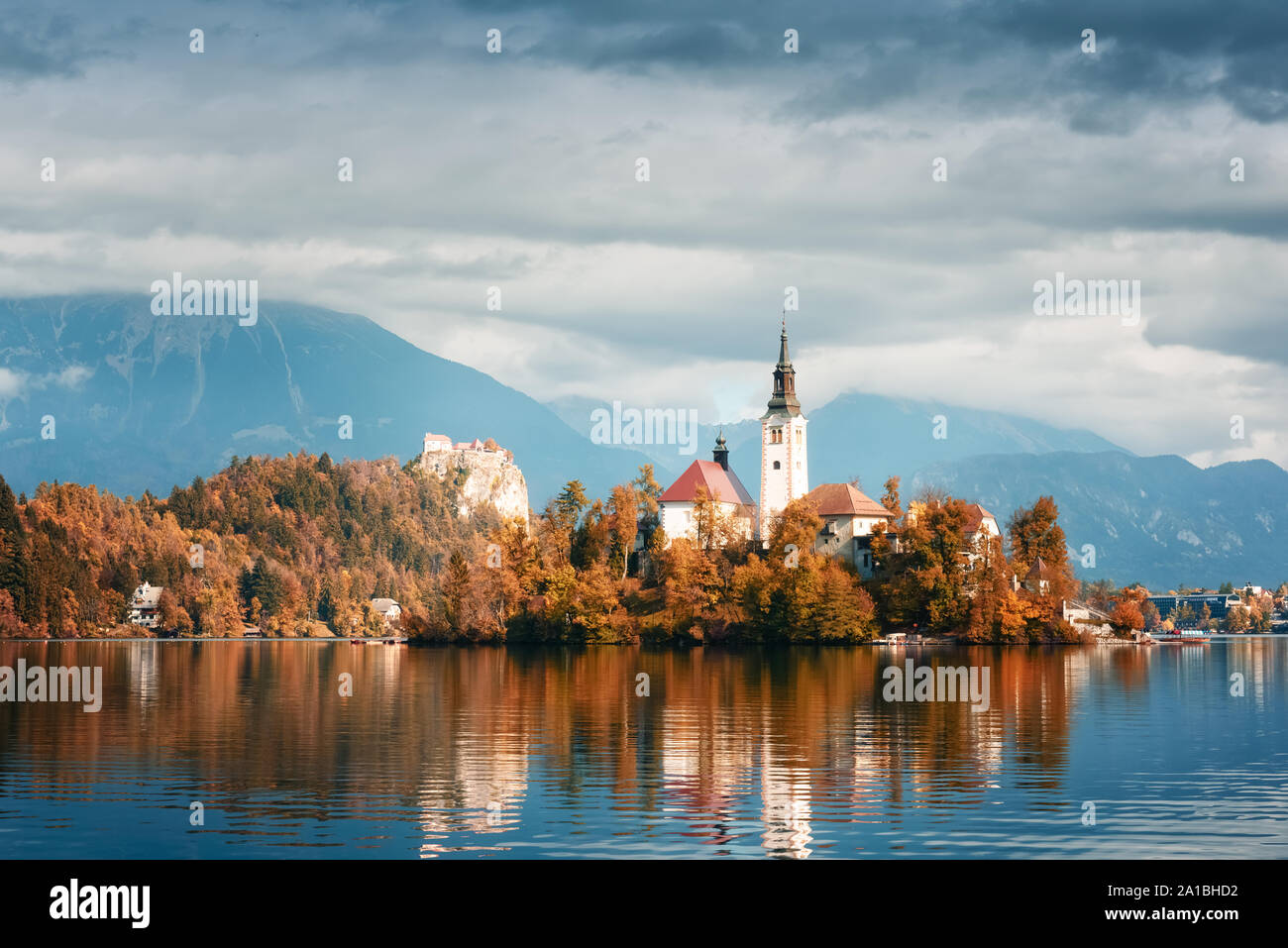 Erstaunlich herbst Blick auf See von Bled in den Julischen Alpen, Slowenien. Wallfahrtskirche der Himmelfahrt der Maria im Vordergrund. Landschaftsfotografie Stockfoto