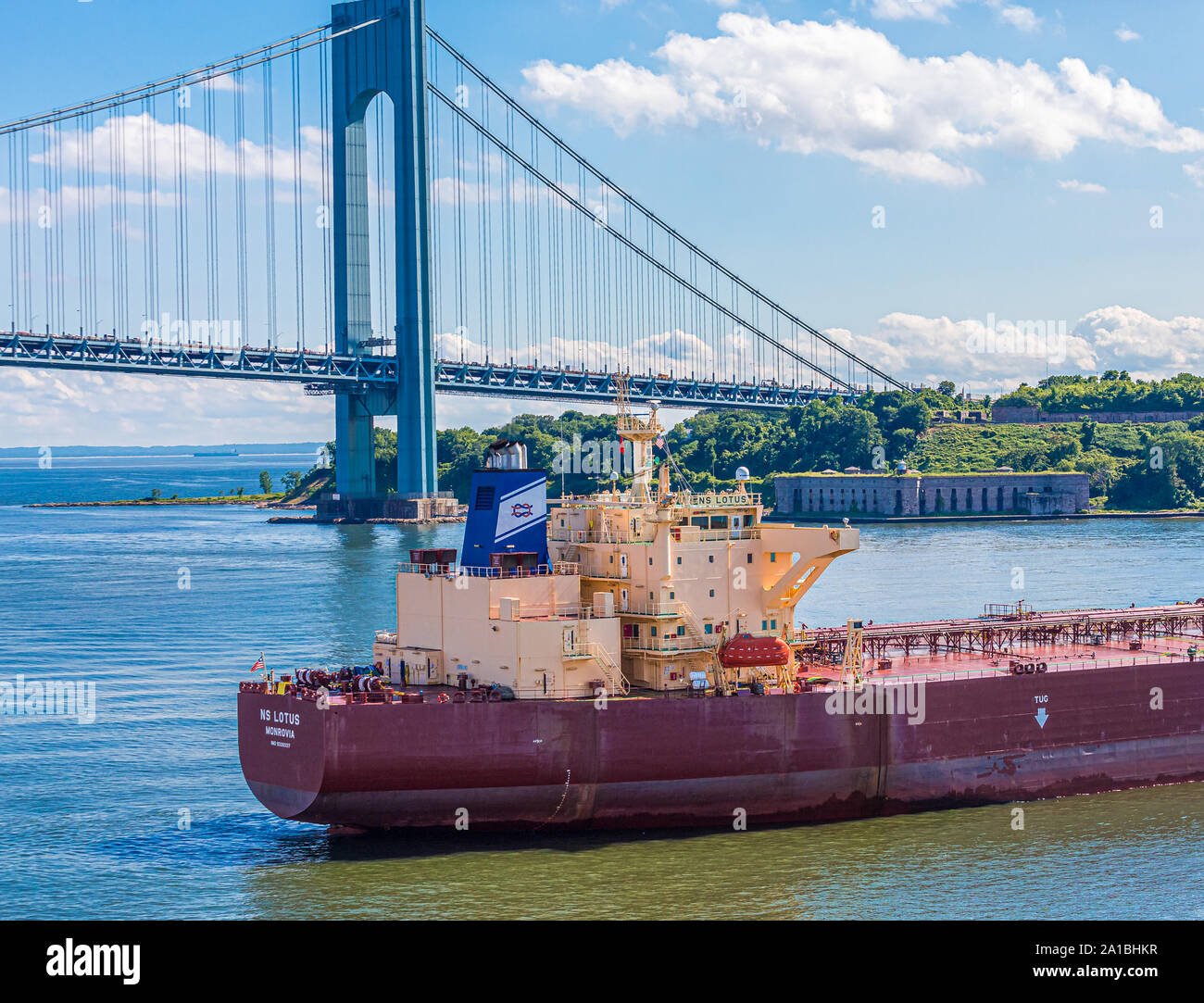 Ein Tanker und die Verrazano Bridge in New York Stockfoto