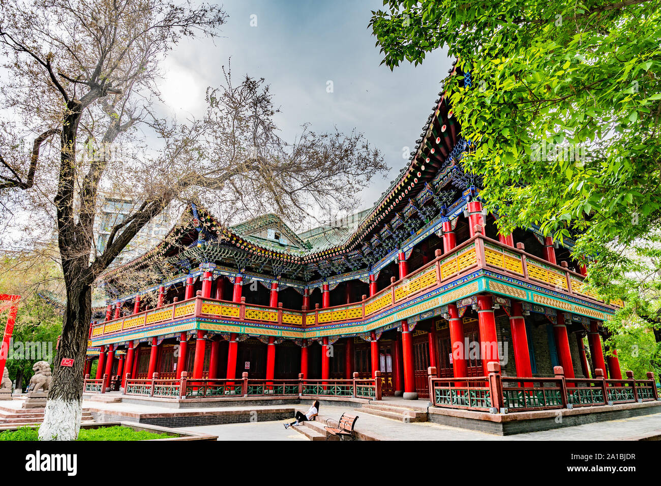 Urumqi Renmin Gongyuan People's Park Zhaoyang Rising Sun Pavillon an einem sonnigen blauen Himmel Tag Stockfoto