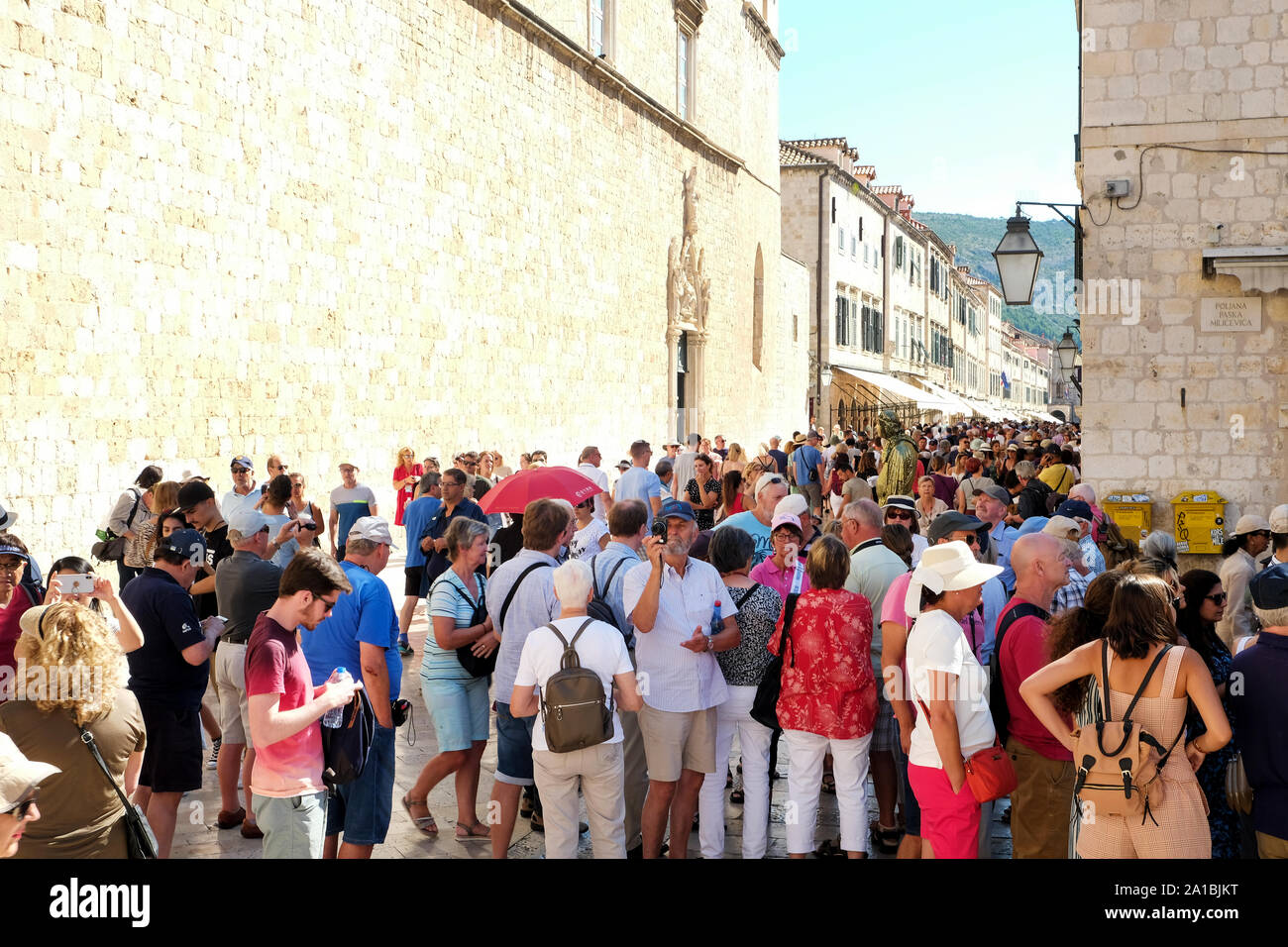 Eine viel befahrene Straße laufen durch das Zentrum der Altstadt von Dubrovnik, Stradun. Seine mit Fußgängern, die Urlauber und Touristen gehören verpackt Stockfoto