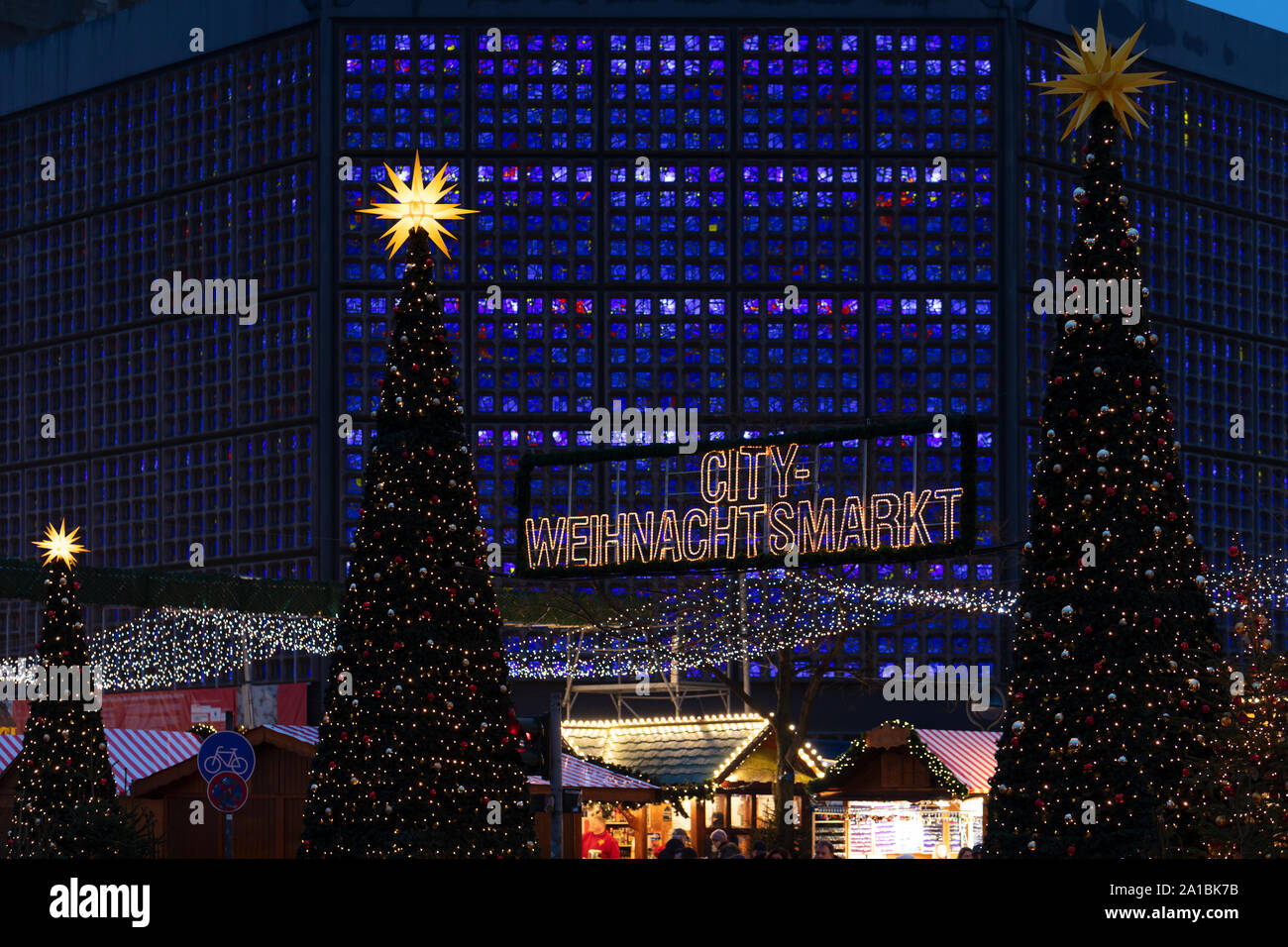 Berlin, Deutschland: Eingang Breitscheidplatz Weihnachtsmarkt rund um den aiser-Gedächtniskirche). Stufe der 2016 tödliche Terroranschlag Stockfoto