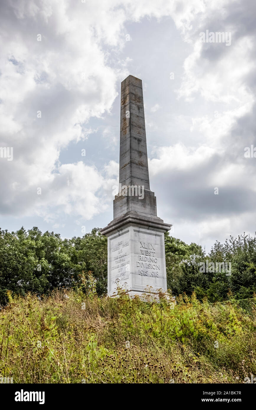 Der Westen Reiten Memorial Tower bei Essex Farm WWI Friedhof auf der Belgien in der Nähe von Ypres Salient Stockfoto