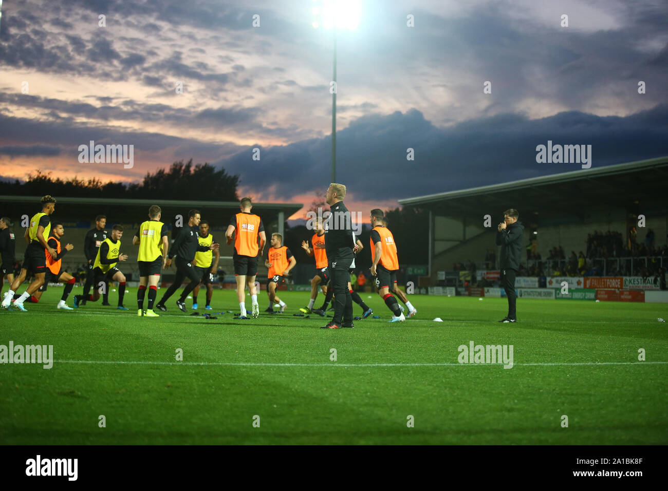 Burton Upon Trent, Großbritannien. 25 Sep, 2019. Bournemouth Erwärmung während der efl Carabao Pokalspiel zwischen dem Burton Albion und Bournemouth an der Pirelli Stadium, Burton upon Trent, England am 25. September 2019. Foto von Mick Haynes. Nur die redaktionelle Nutzung, eine Lizenz für die gewerbliche Nutzung erforderlich. Keine Verwendung in Wetten, Spiele oder einer einzelnen Verein/Liga/player Publikationen. Credit: UK Sport Pics Ltd/Alamy leben Nachrichten Stockfoto