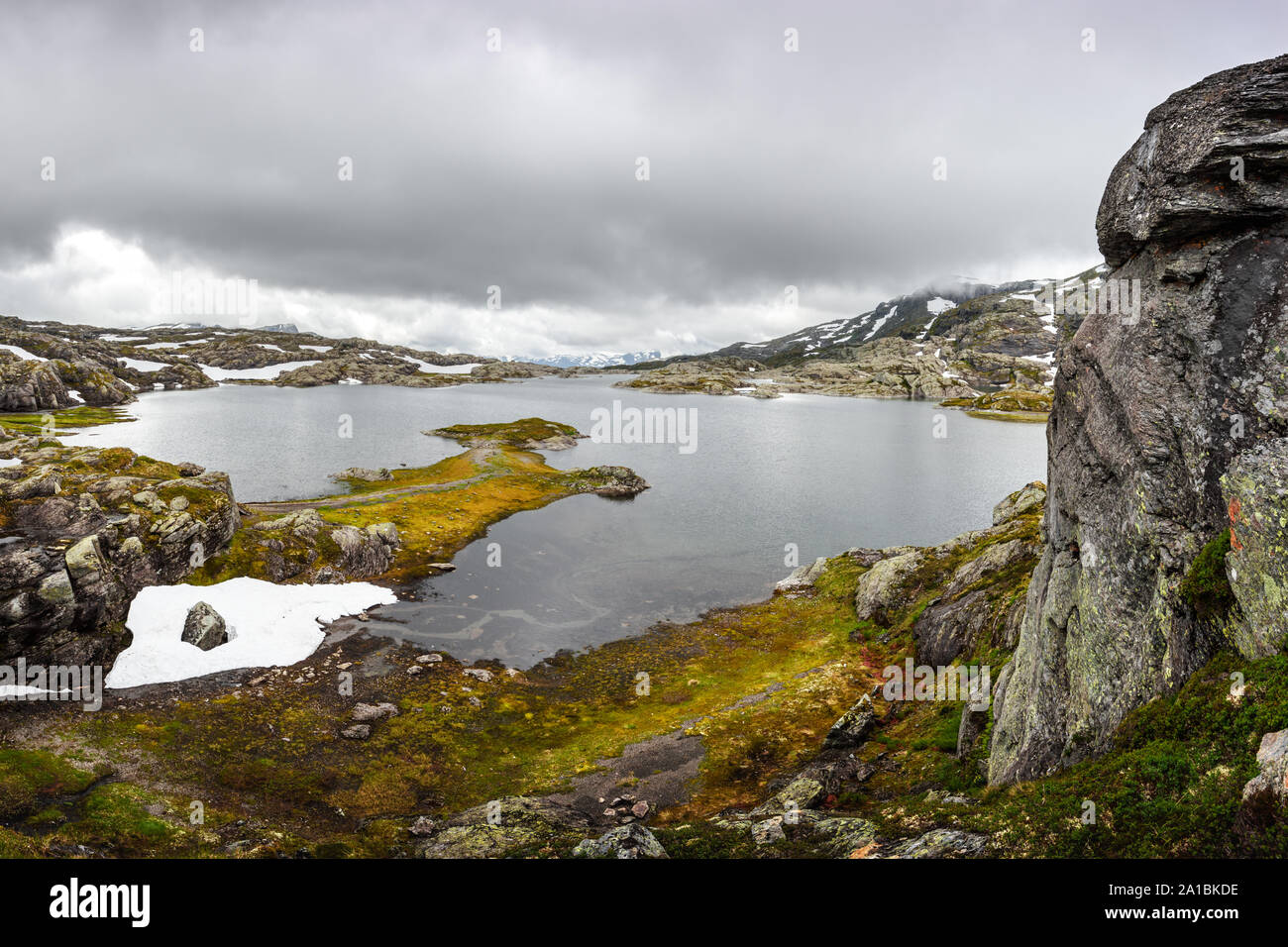 Erstaunliche norwegische Landschaft mit klaren See und verschneite Berge Stockfoto
