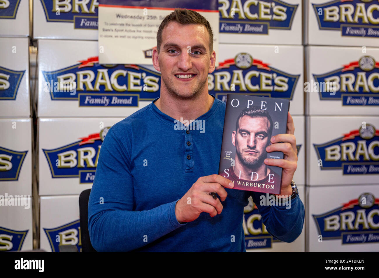 CARDIFF, VEREINIGTES KÖNIGREICH. 25. Sep 2019. Rugby Spieler Sam Warburton bei einer Autogrammstunde für seine Autobiographie offene Seite zurückgezogen. Statt bei Tesco Extra, Western Avenue und durch Klammern Brot gefördert. © Foto Matthew Lofthouse - freier Fotograf Stockfoto