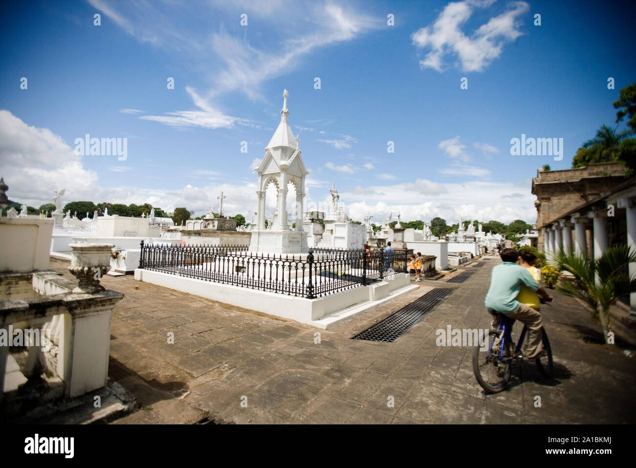 Statuen und Kreuze auf dem Friedhof. Stockfoto