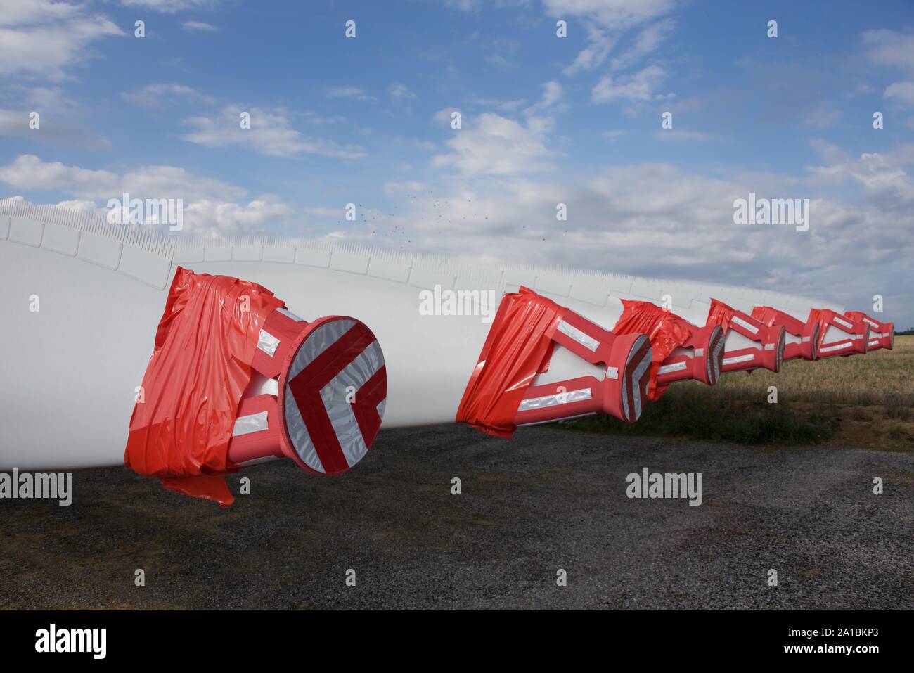 Rotorblätter für die Verteilung an neuen Standorten der Windenergieanlagen in der gesamten Region des nördlichen Frankreich balanciert Stockfoto