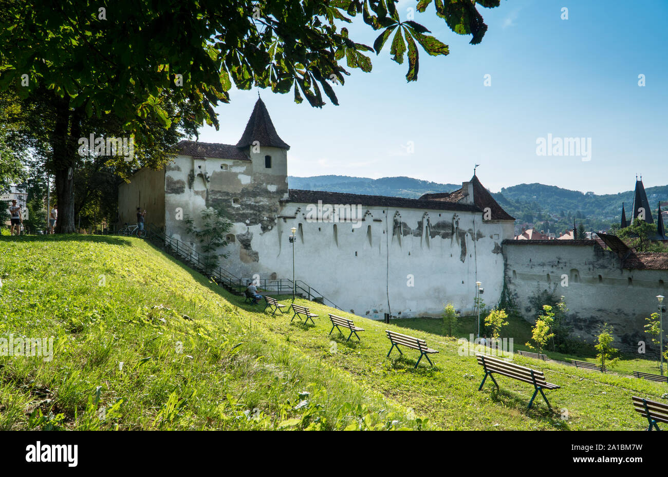 Park an der Promenade de Sub Tampa mit Blick auf die Weber "Bastion (Bastionul Tesatorilor) in Brasov, Rumänien Stockfoto