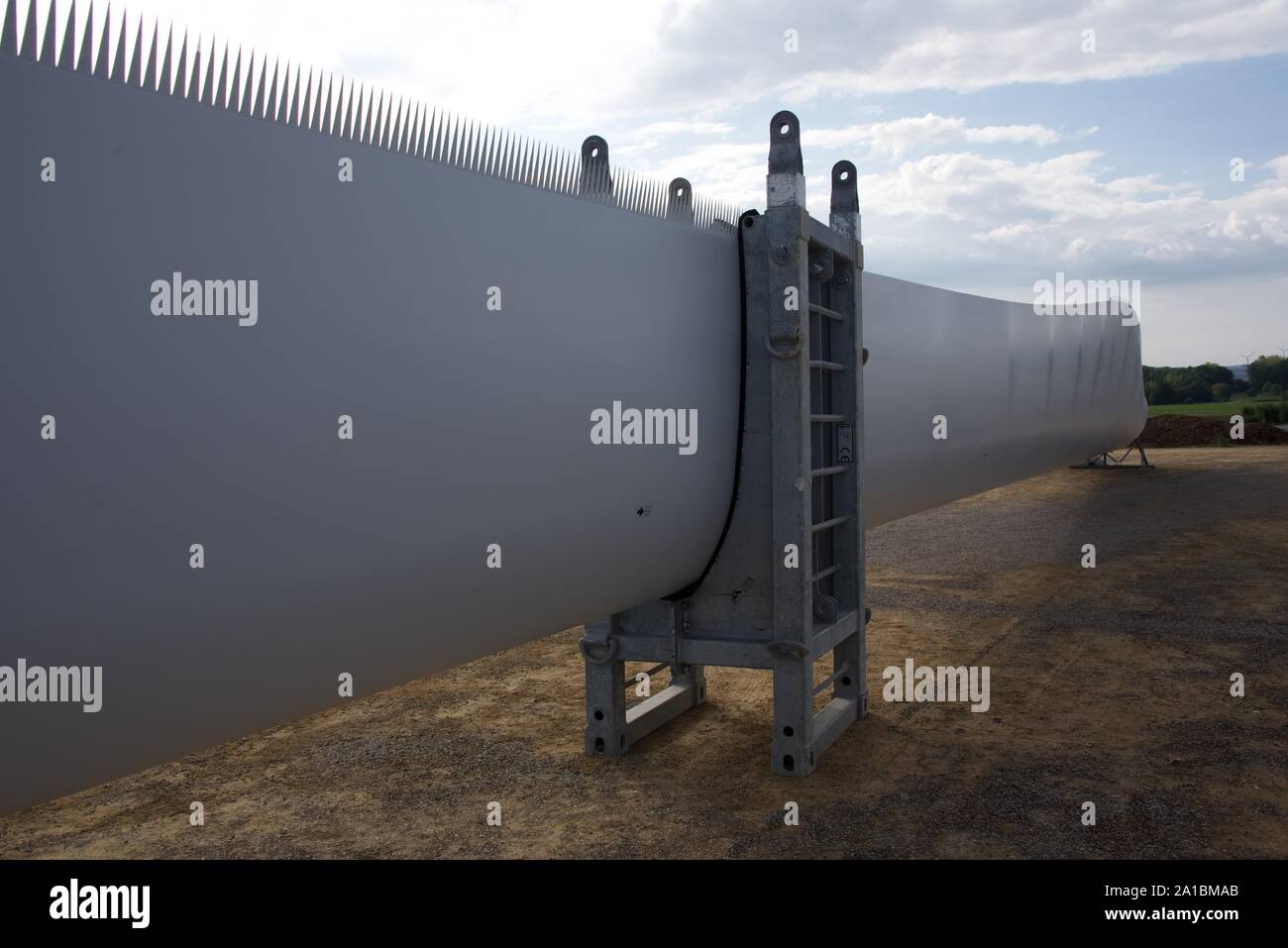 Rotorblätter für die Verteilung an neuen Standorten der Windenergieanlagen in der gesamten Region des nördlichen Frankreich balanciert Stockfoto