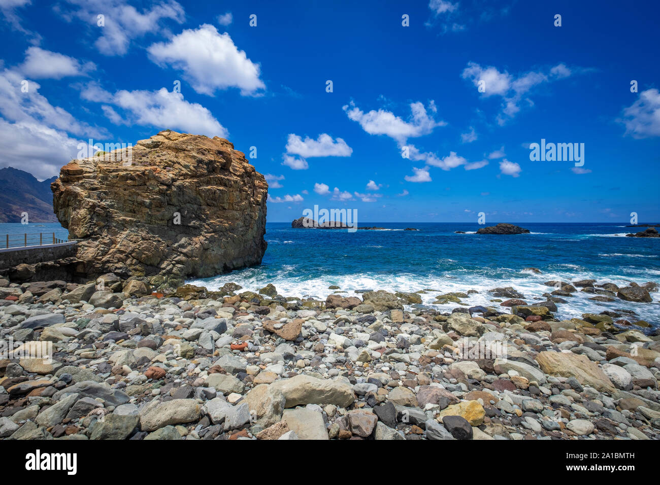 Sehr spektakuläre und wunderschöne Landschaften an der Küstenstraße TF-134 nach Almaciga und Benijo auf Teneriffa, Kanarische Inseln, Spanien Stockfoto