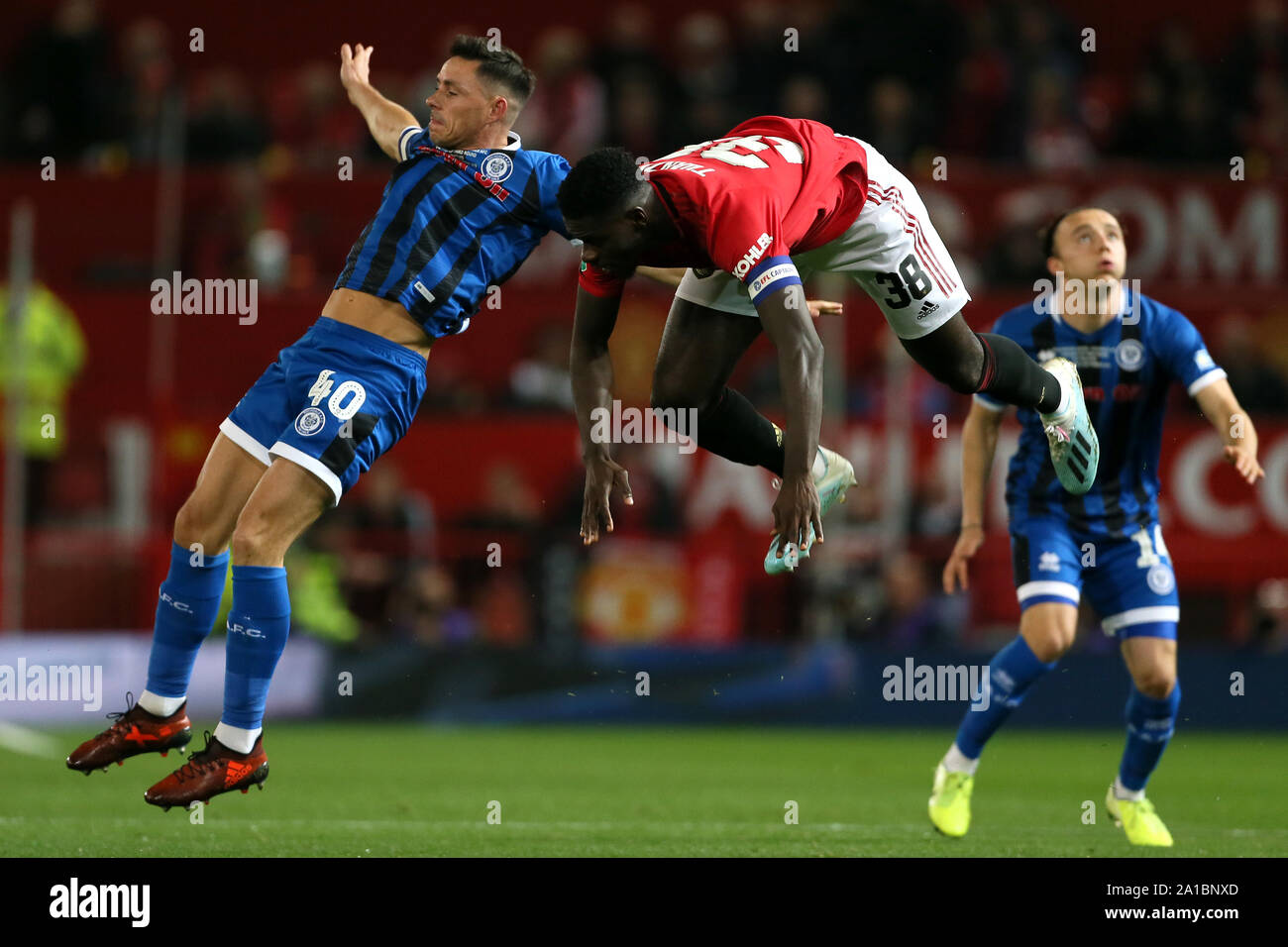 Rochdale Ian Henderson (links) und von Manchester United Axel Tuanzebe Kampf um den Ball während der carabao Pokal, dritte runde Spiel im Old Trafford, Manchester. Stockfoto