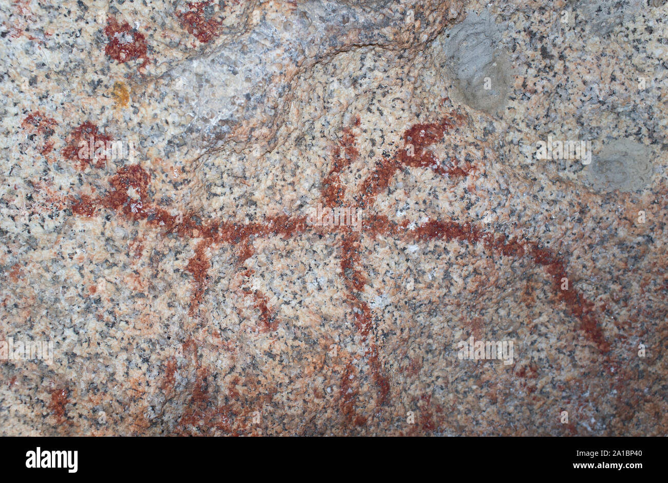 Prähistorische schematische Gemälde im Inneren granitblock am Naturdenkmal Los Barruecos, Extremadura, Spanien. Ast-förmige Gemälde der Darstellung ein ho Stockfoto