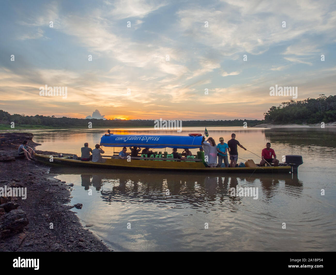 Palmari, Brasilien - 13.September 2017: Gruppe von Touristen angeln Piranhas auf den Sonnenuntergang. Amazonia. Südamerika Stockfoto