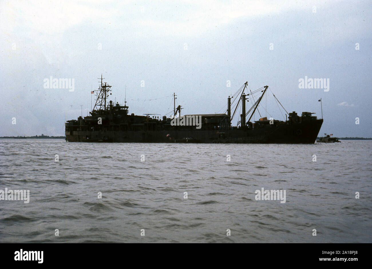 USA Vietnam-Krieg/Vietnam Krieg - LST-1 Klasse Landing Ship, Tank-LST-456 & ASPB Angriff unterstützen Patrouillenboot/Alpha-Boat Stockfoto