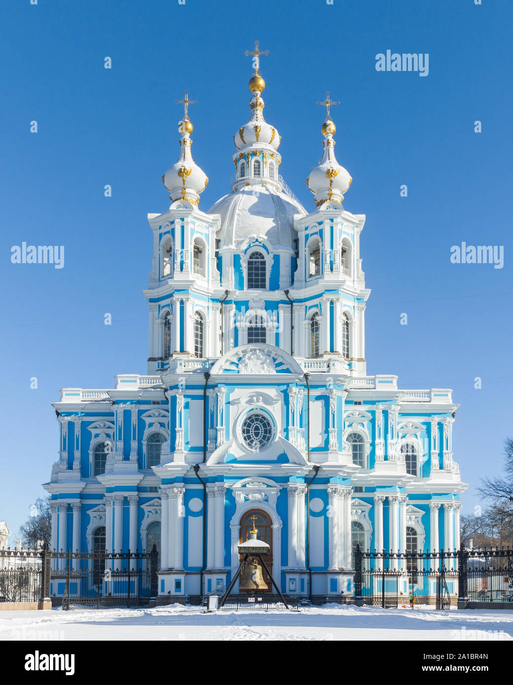 Die sehr blau Smolny Kathedrale in Sankt Petersburg, Russland an einem sonnigen Wintertag Stockfoto
