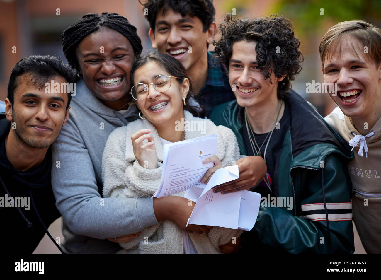 William Hulme das Gymnasium eine Ebene Ergebnisse 2019 Gruppe von Freund aufgeregt mit den Ergebnissen erhielten Sie Stockfoto