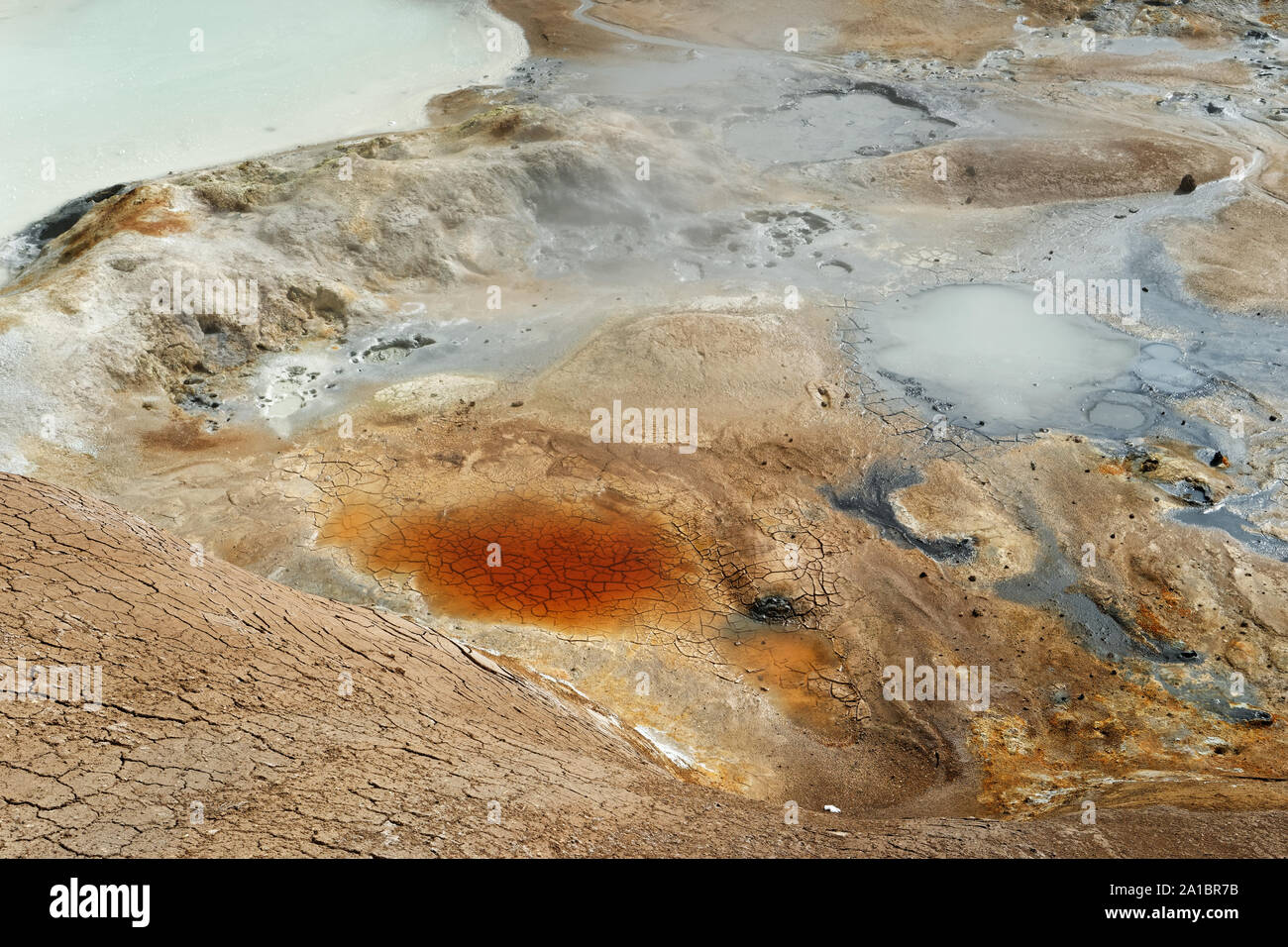 Aktive geothermale Region mit farbigen Böden, Schlamm und Wasser Oberflächen, detaillierte Ansicht - Ort: Island Stockfoto