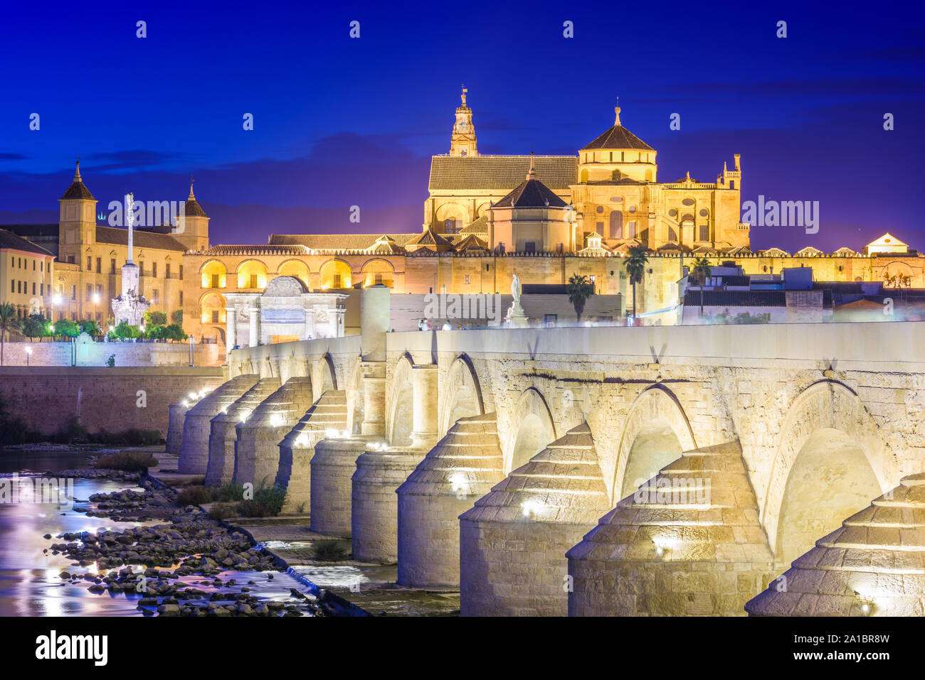 Cordoba, Spanien an der Römerbrücke und die Moschee-Kathedrale am Fluss Guadalquivir. Stockfoto