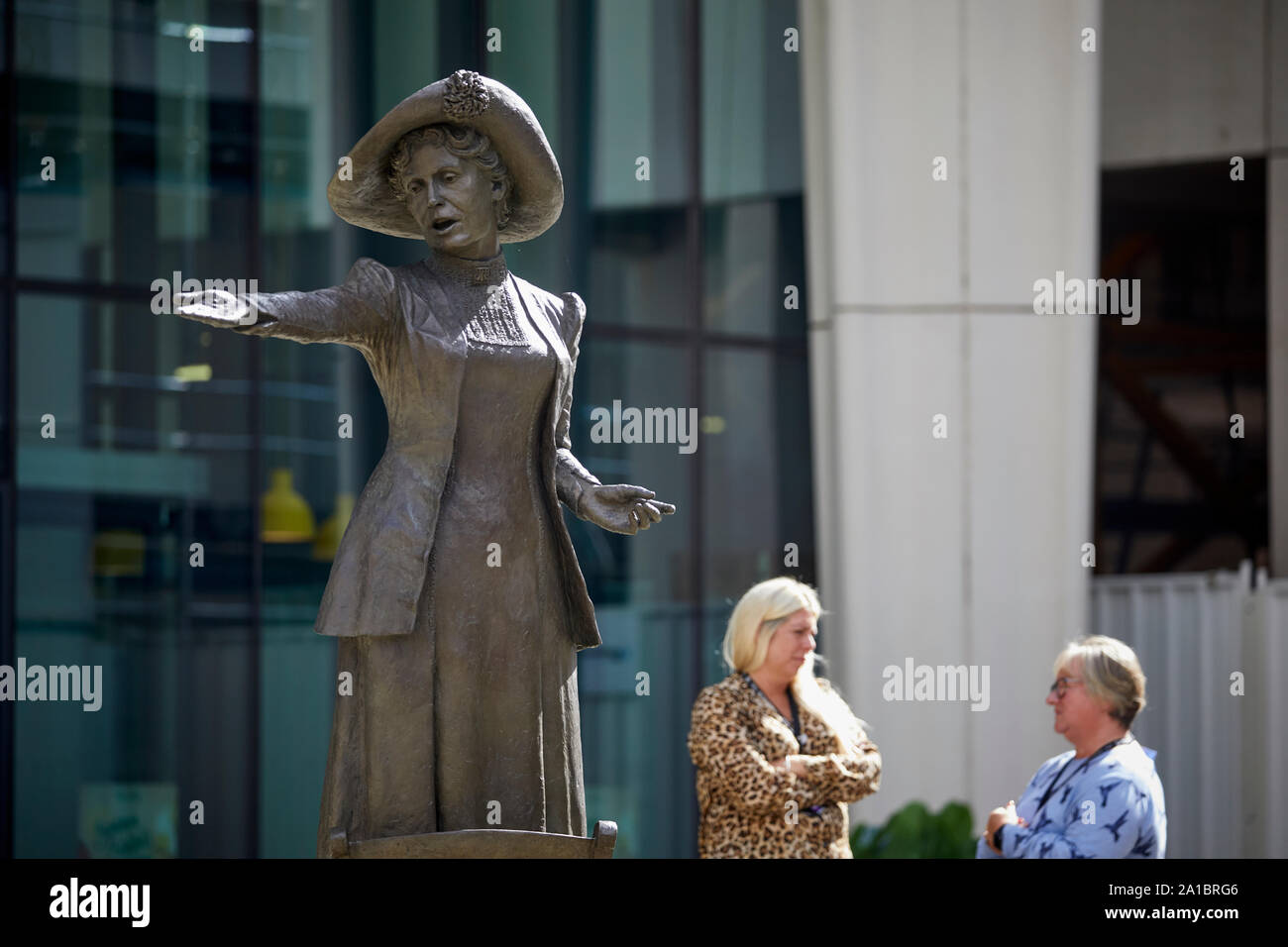 Manchester Statue der Suffragette leader Emmeline Pankhurst (amtlich Stehe auf Frauen Bronze Skulptur auf dem Petersplatz von dem Künstler Hazel Reev Stockfoto