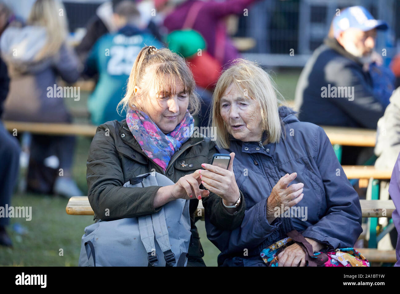 Die älteren Damen mit einem smart phone Stockfoto Die älteren Damen mit einem smart phone Stockfoto