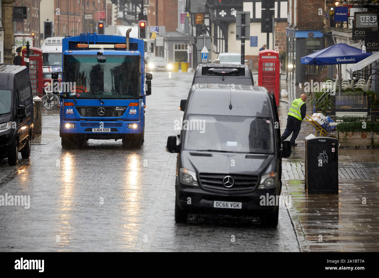 Ein eigenes Fach Sammlung Lkw arbeiten im Regen auf der Bridge Street, Chester, Cheshire Stockfoto