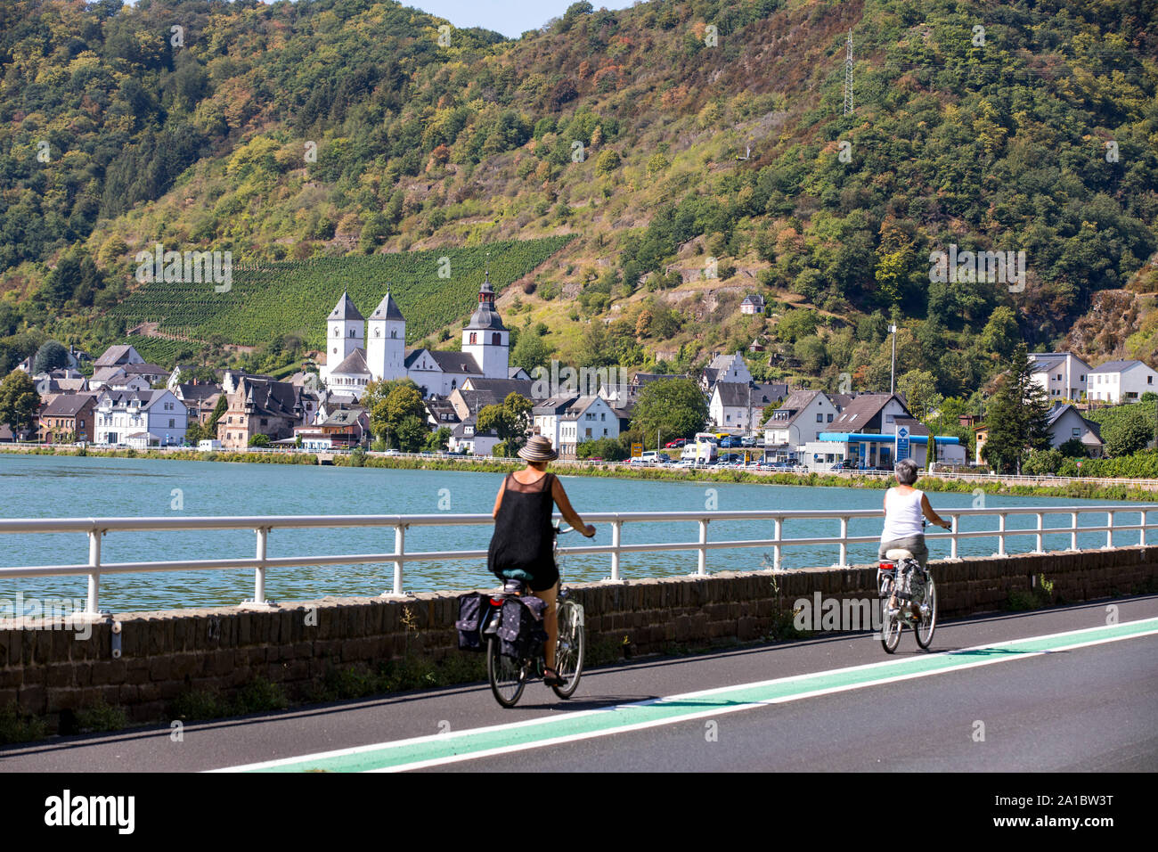 Das Dorf Treis-Kaden, Bezirk Kaden an der Mosel, Niedermosel, Kirche St. Castor, Mosel Radweg, Stockfoto