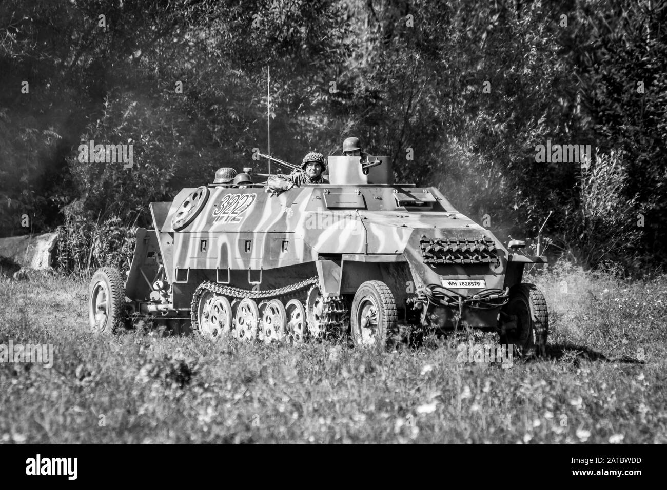 Das deutsche Panzerfahrzeug SD.Kfz. 251 während des militärischen historischen Wiederaufbaus von 'Karpaty 1944' in Medzilaborce, Slowakei. Stockfoto