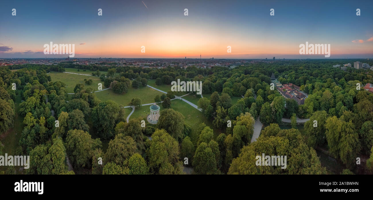 Der Englische Garten in München als Antenne, die von einer Drohne. Stockfoto