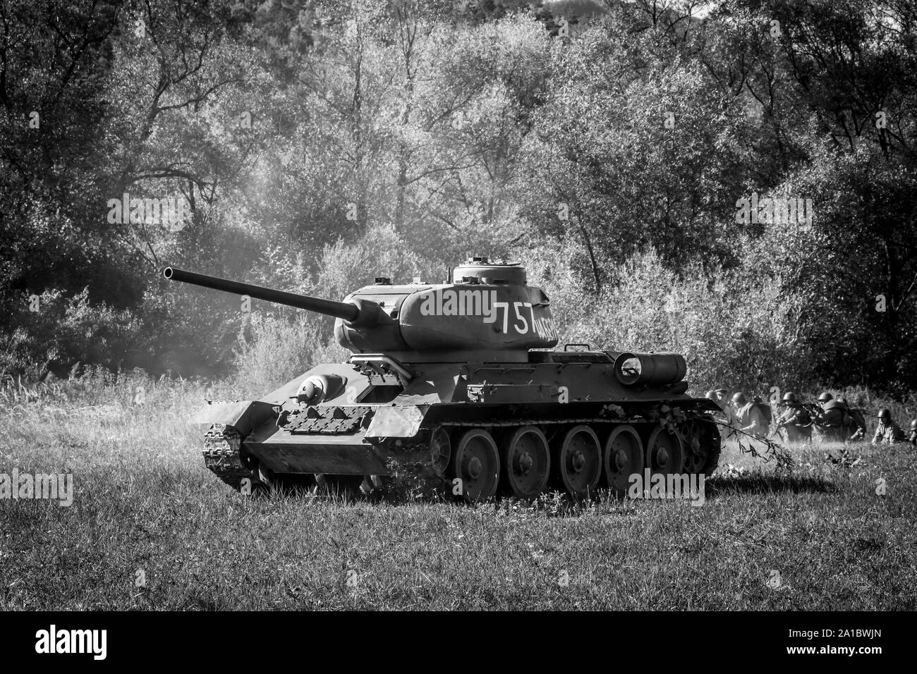 Sowjetischer Panzerangriff T-34 während des militärischen historischen Wiederaufbaus von 'Karpaty 1944' in Medzilaborce, Slowakei. Stockfoto