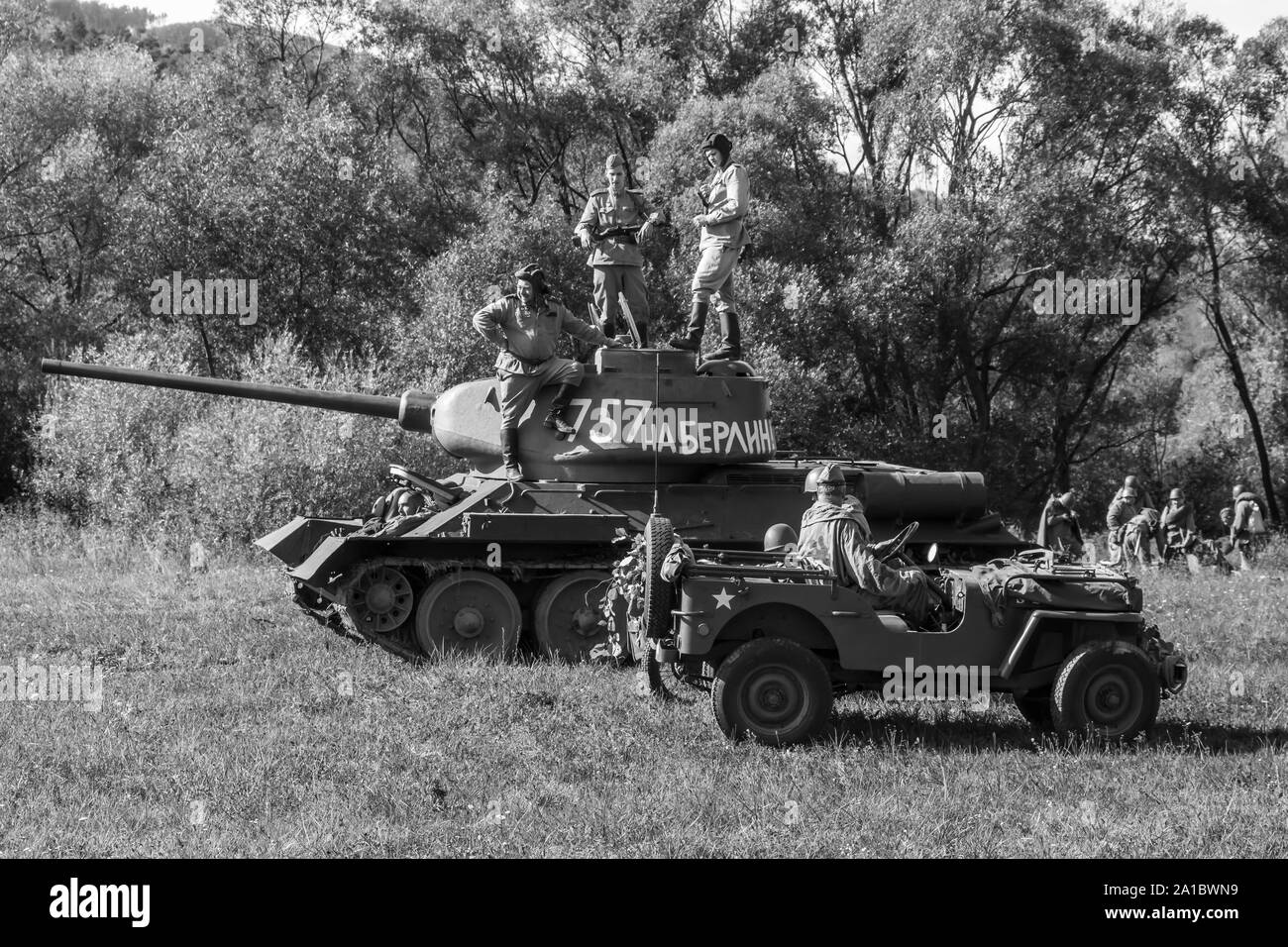 Sowjetischer Panzer T-34, Willys MB, Militärmotorrad und sowjetische Soldaten während der militärischen historischen Umbauung von 'Karpaty 1944' in Medzilaborce, Stockfoto
