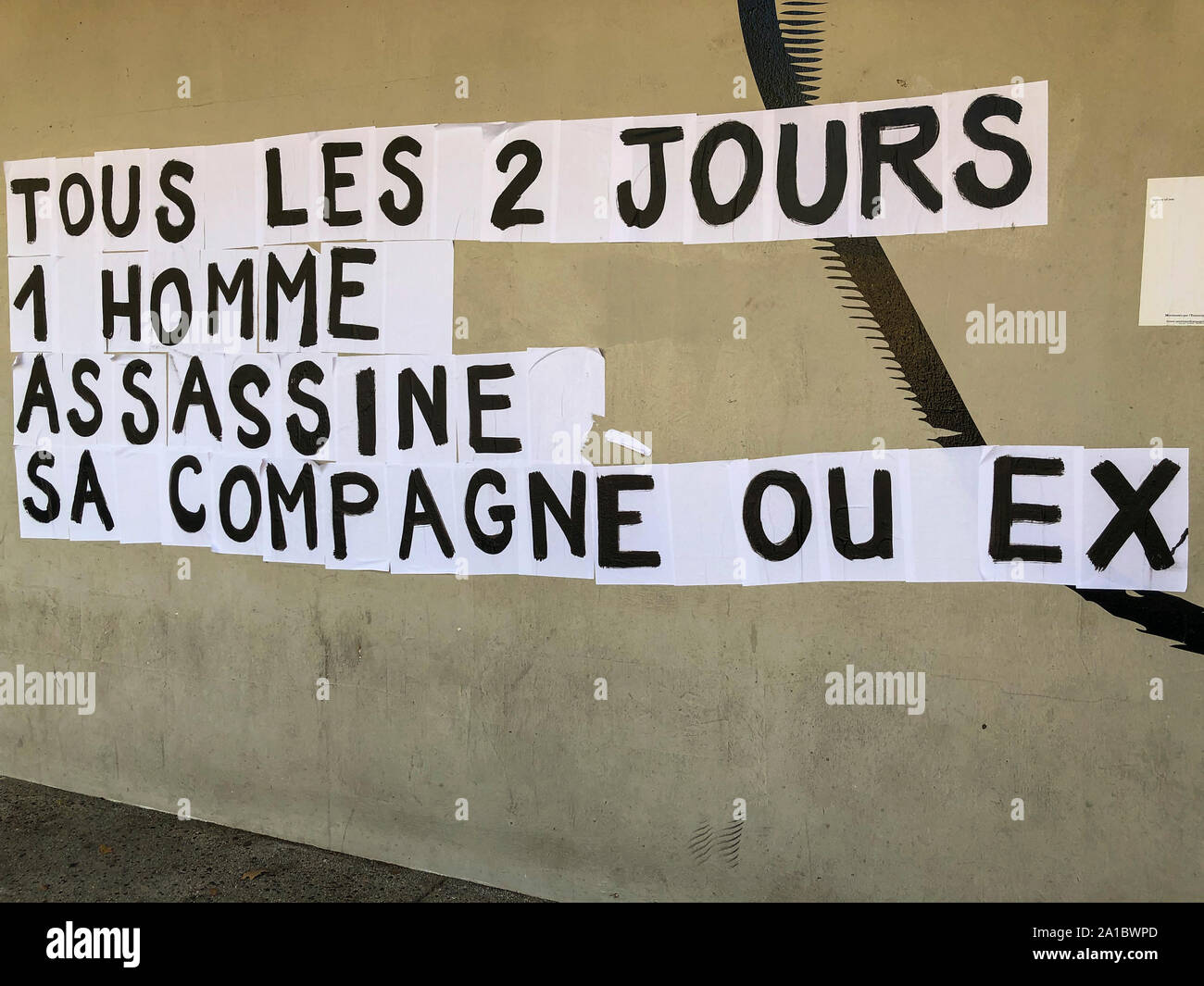 Montreuil, Frankreich, französische feministische Street Art, protestiert gegen häusliche Gewalt mit Slogans auf Stadtmauern („Alle 2 Tage tötet ein Mann seine Freundin oder Ex-Freundin“) Stockfoto