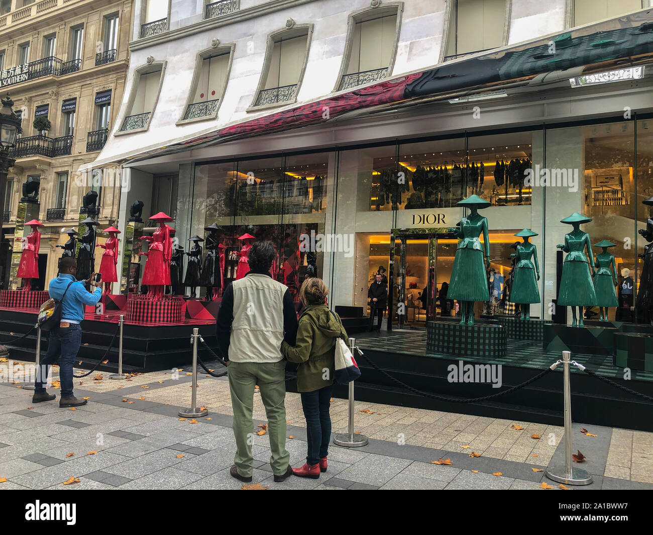 Paris, Frankreich, zwei Leute von hinten, die vor dem Christian Dior Store auf der Ave. Champs Elysees, Rue de Paris, Einkaufsstraße, Prestige Consumer, Storefront, einkaufen Stockfoto