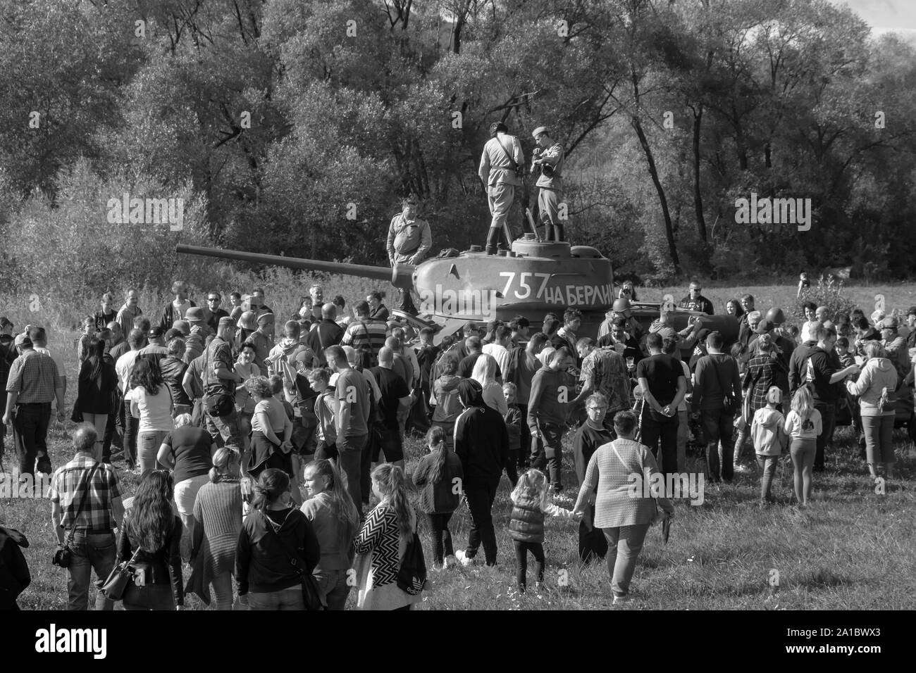 Eine Menschenmenge im Panzer T-34 während des militärischen historischen Wiederaufbaus von „Karpaty 1944“ in Medzilaborce, Slowakei. Stockfoto