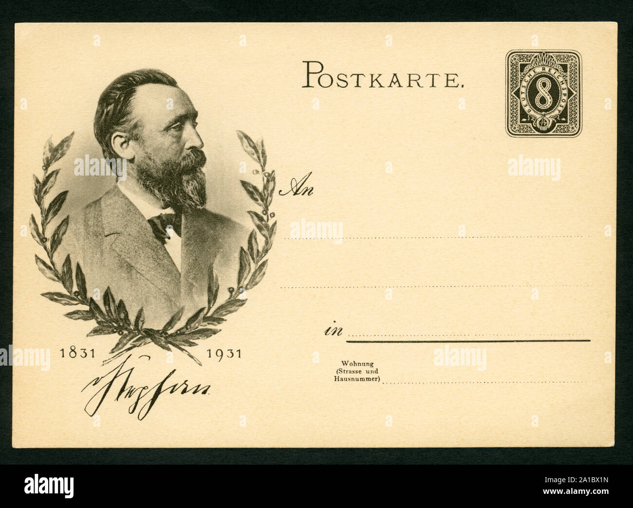 Europa, Deutschland, Berlin, Aufnäher mit aufgedruckter 8 Pfennig Briefmarke der Deutschen Reichspost und dem Porträt Heinrich von Stephan, 100 Jahre Heinrich-von-Stephan, 1831-1931, Künstler unbekannt, es werden keine Rechte 14.03.12. /Europa, Deutschland, Berlin, Postkarte mit aufgedruckter 8 Cent Briefmarke der Deutschen Reichspost und das Porträt des Heinrich-von-Stephan, 100 Jahre Heinrich-von-Stephan, 1831-1931, Künstler unbekannt, es gibt keine Rechte. Stockfoto