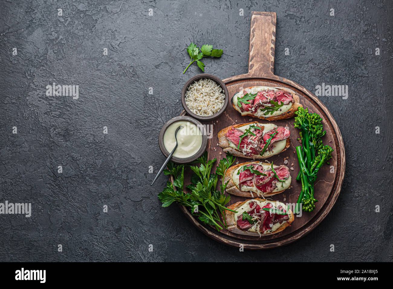 Roastbeef auf knusprigem Brot mit Mayo und Rucola, kopieren. Stockfoto