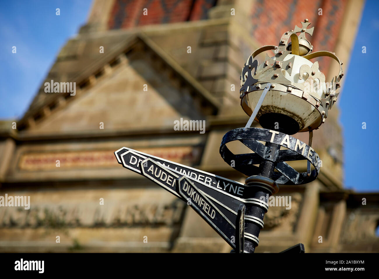Tameside Stalybridge Wegweiser der 'Krone' errichtet im Jahr 2002, zusammen mit anderen in Tameside, das Goldene Jubiläum der Königin Elizabeth zu gedenken. Stockfoto