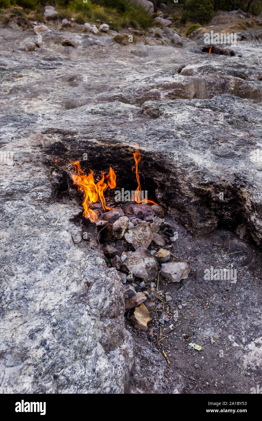 Yanartas brennende Steine ist ein geografisches Merkmal in der Nähe von Olympos Tal und Nationalpark in der Provinz Antalya in der südwestlichen Türkei Stockfoto