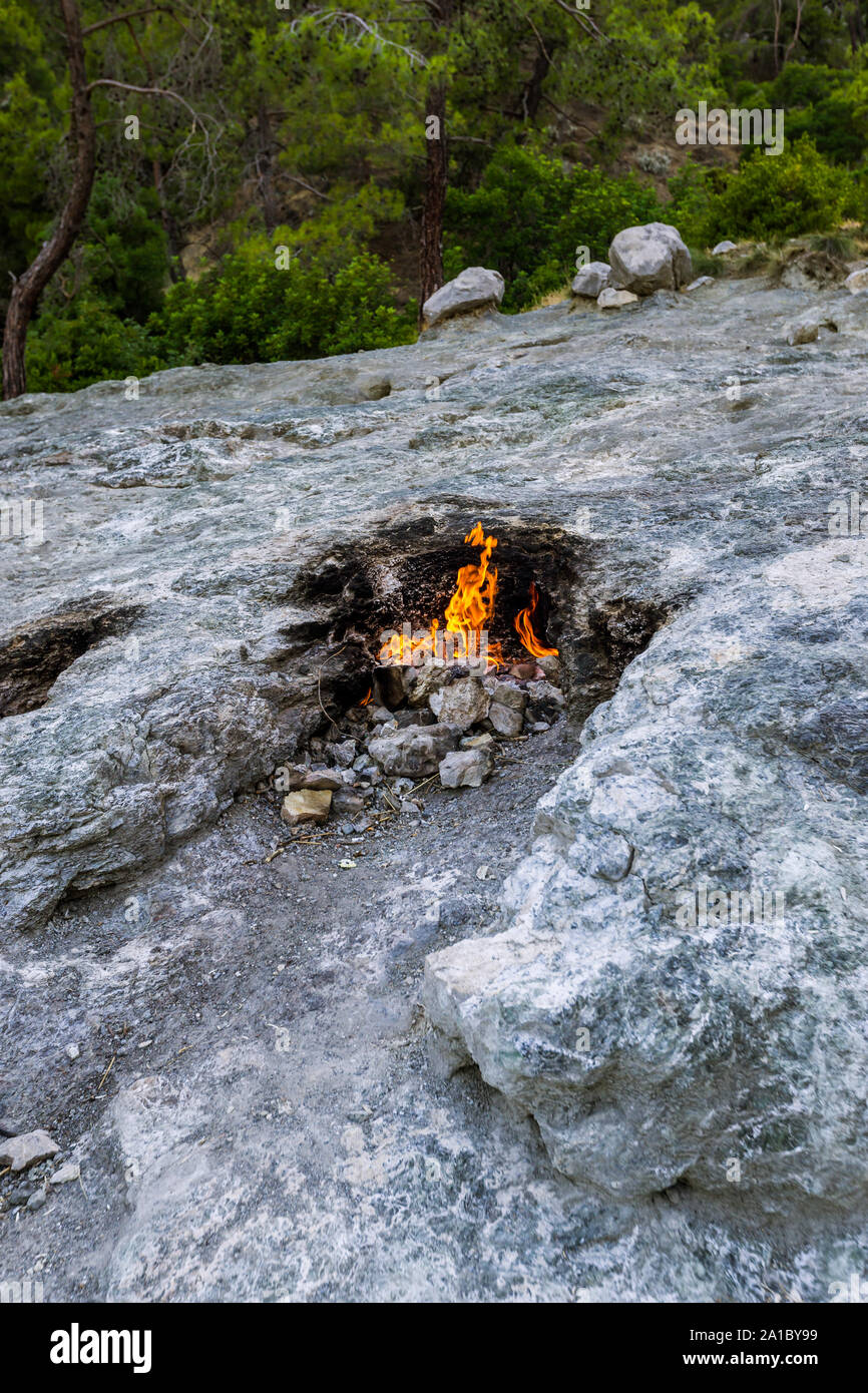 Yanartas brennende Steine ist ein geografisches Merkmal in der Nähe von Olympos Tal und Nationalpark in der Provinz Antalya in der südwestlichen Türkei Stockfoto